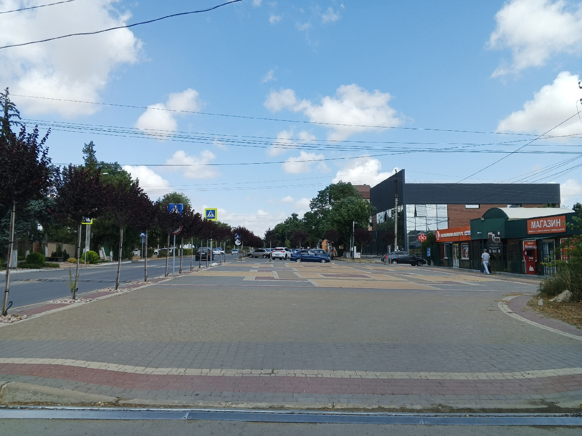 Площадь и стоянка. Фото Галины Малышевой.