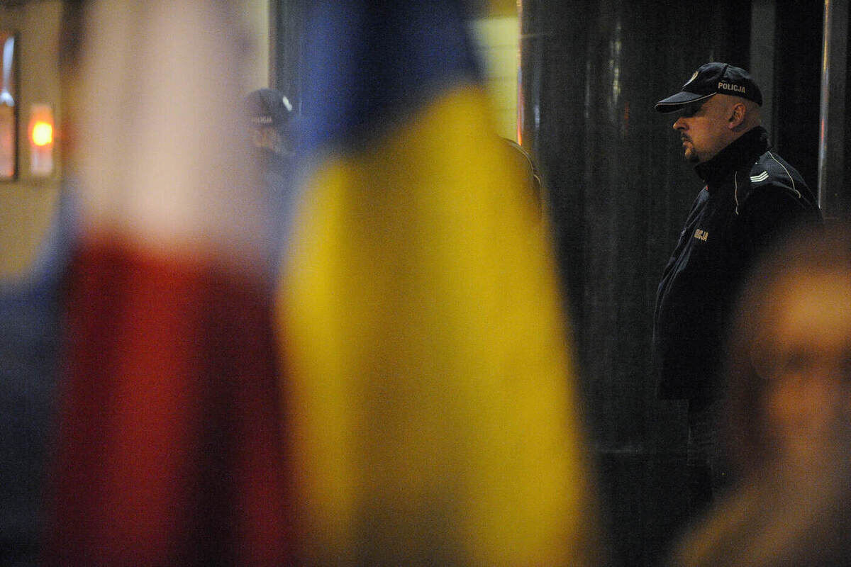    Польские пограничники начали досматривать украинцев на границе на предмет нацистской символики