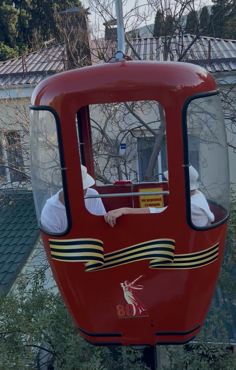 Кабинки ездят трех цветов: красные, синие, зеленые.