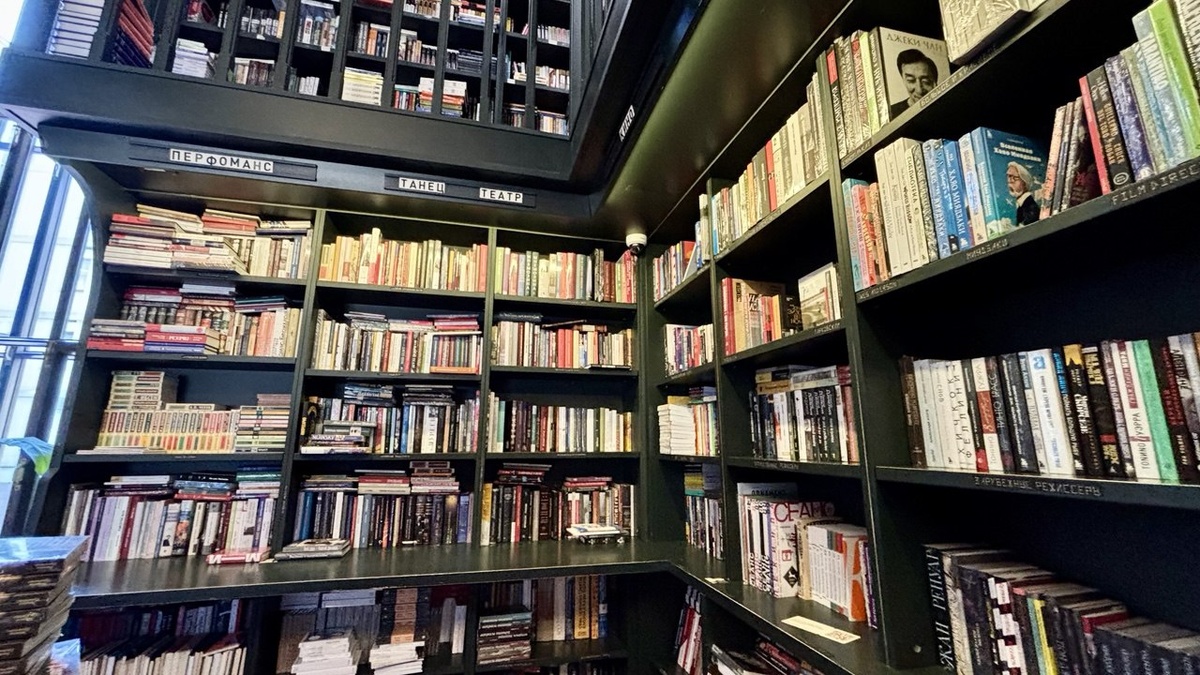 Стеллажи с книгами в магазине Подписные издания