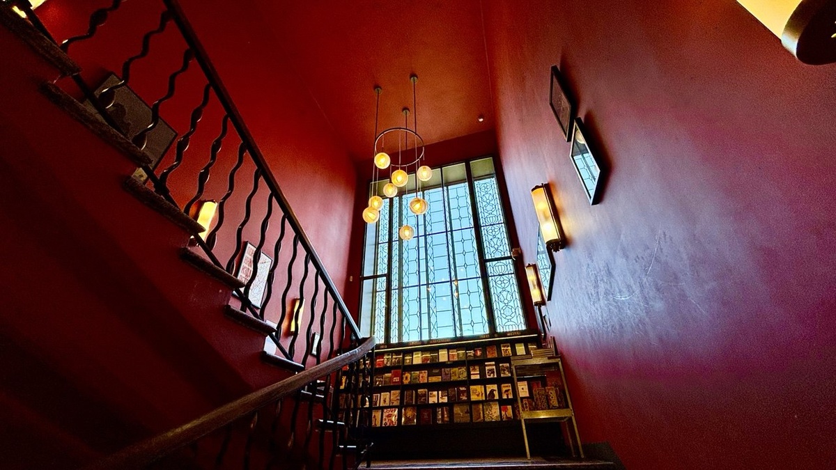 Листайте вправо. Старейший двухэтажный книжный магазин и издательство - "Подписные издания"