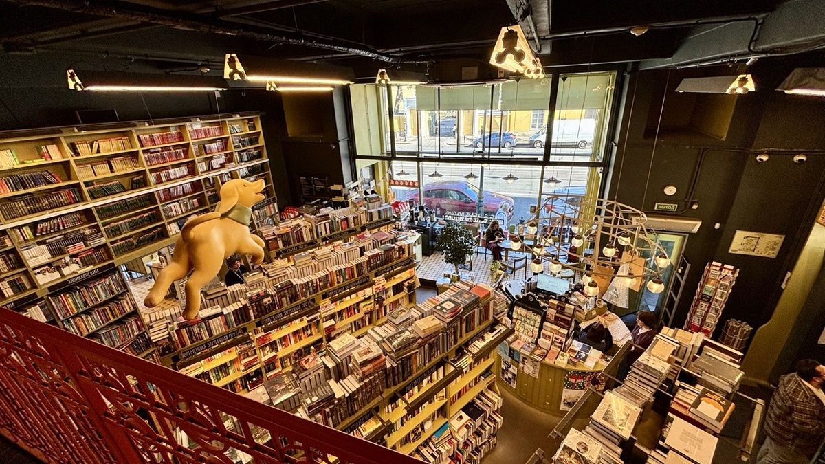 Очень большой по площади магазин в котором вы найдете не только книги, но и канцелярию, сувениры и много разной мелочевки