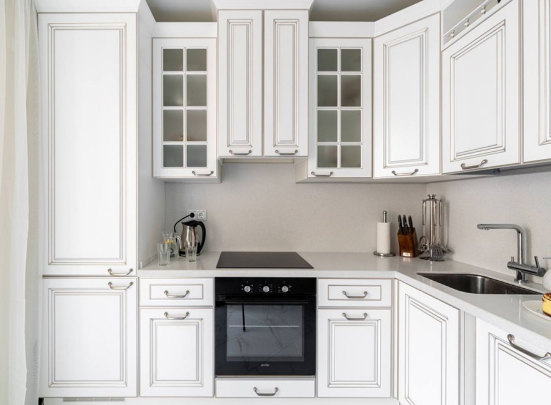 Современная кухня кантри с крашенными фасадами белая эмаль + эффект золотой патины