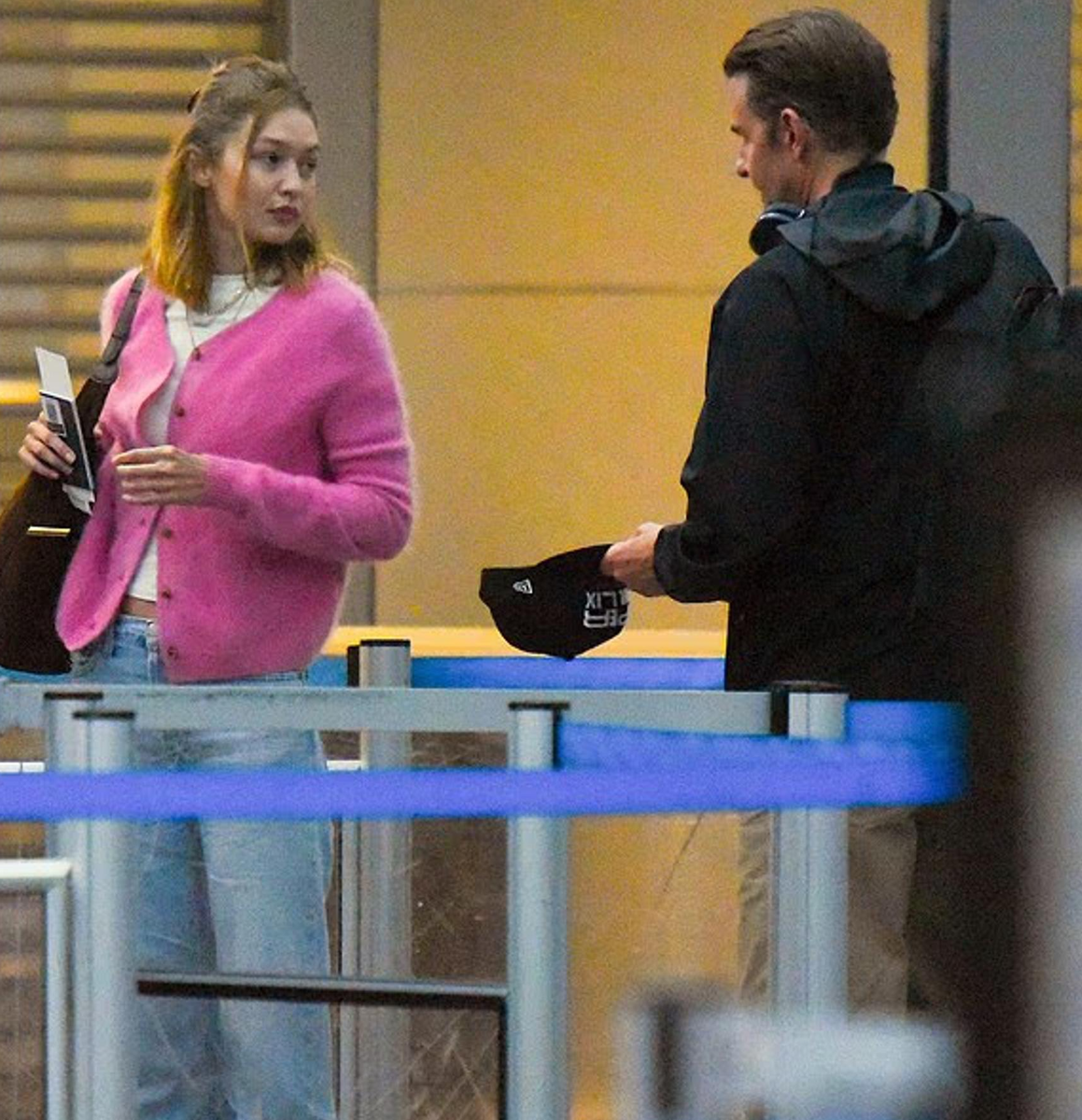    Брэдли Купер и Джиджи Хадид замечены вместе в аэропорту. Фото: Page Six