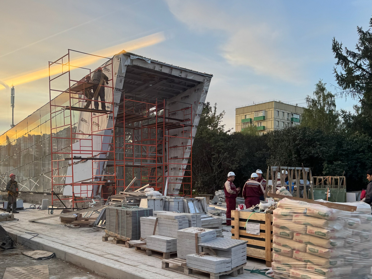 📷 1.1: Ведется монтаж панелей фронтальной части павильона выхода близь памятника Хо Ши Мину.