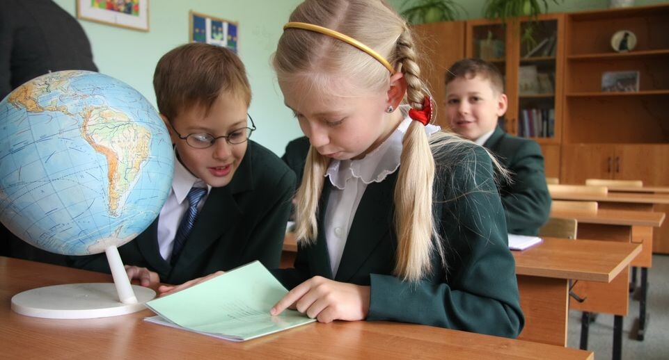    Школьники на уроке географии / Медиасток.рф