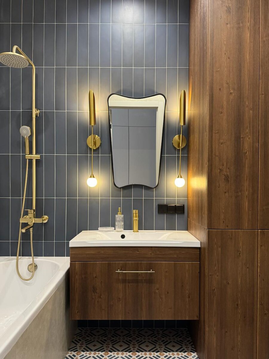 Ванная в ЖК Родной город. Шкафы изготовили на зказ. Светильники заказали в Китае.