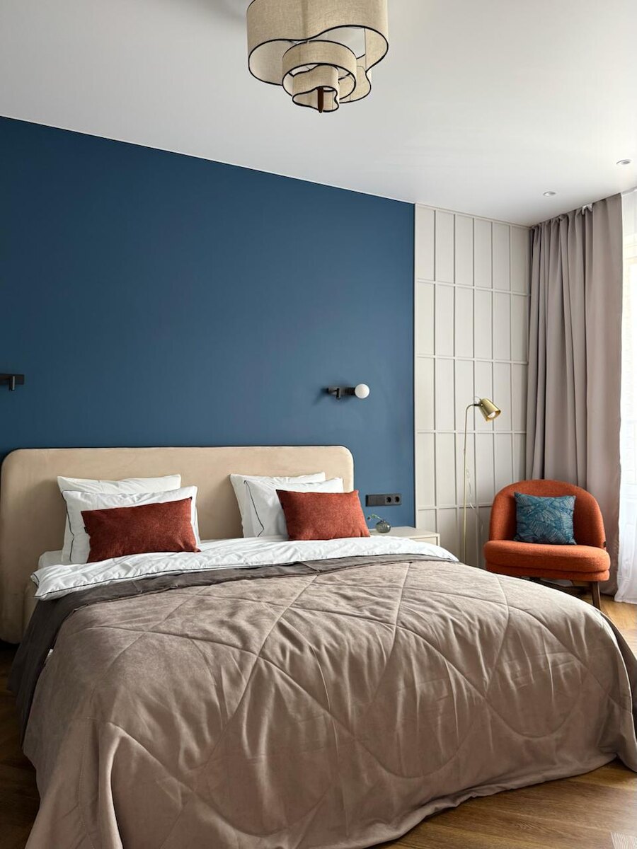 Спальня с терракотовыми акуентами.
