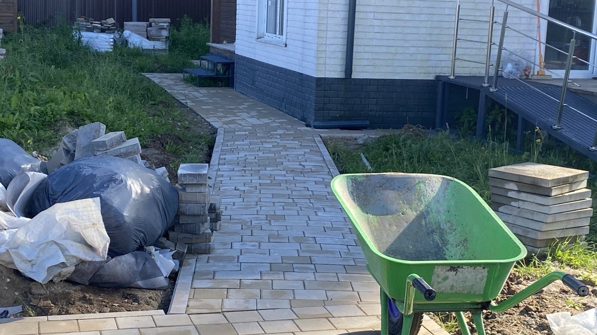 Дорожка от парковки к дому. Фото сделала сестра