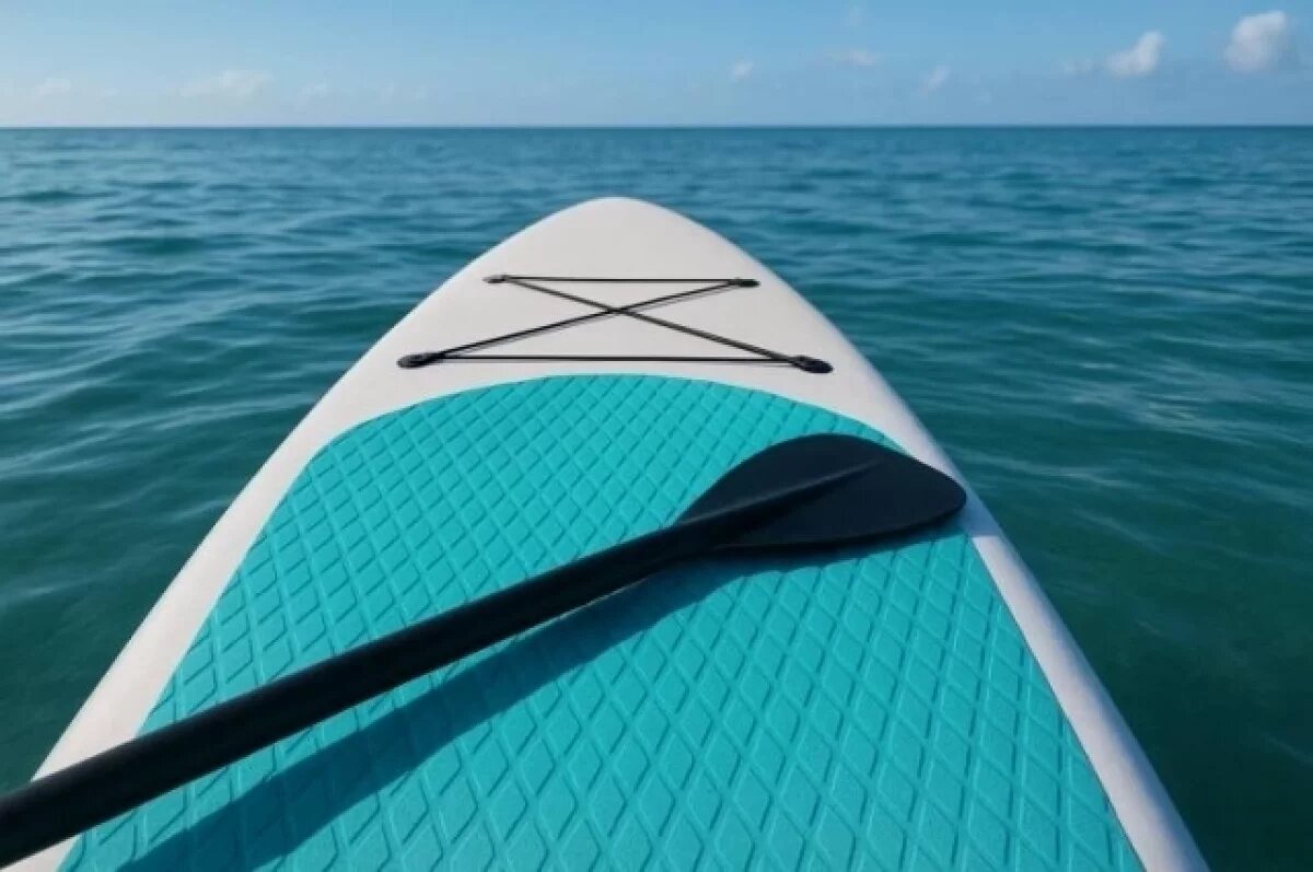    Сильное течение начало уносить их в открытое море, создавая серьезную угрозу