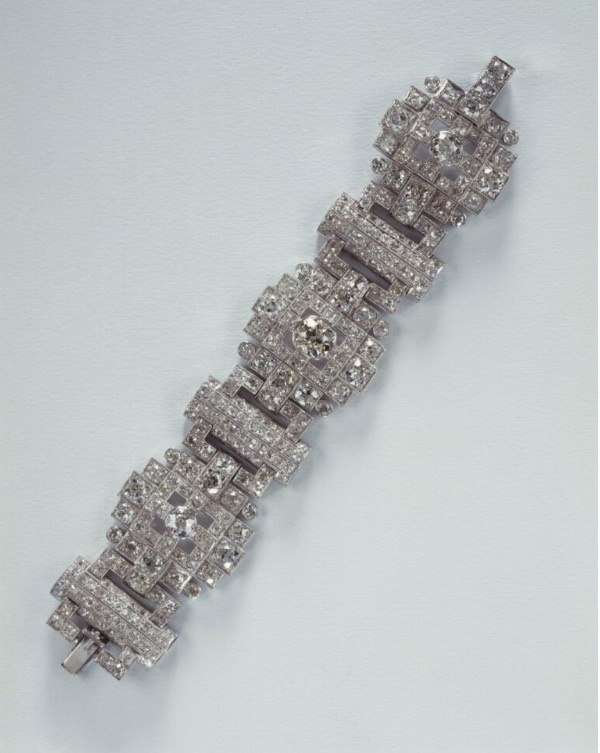 Браслет из бриллиантов, изготовленный Филиппом Маунтбеттеном из тиары его матери, принцессы Алисы Баттенберг, в подарок для его невесты, Принцессы Елизаветы . 