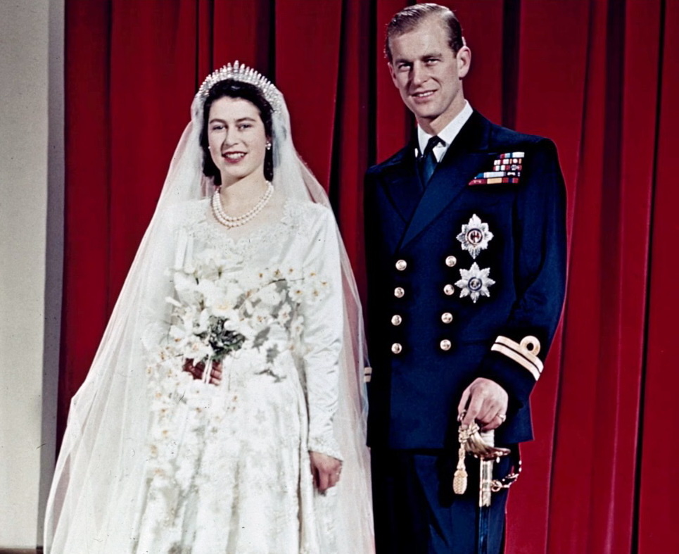 Свадебное фото Принцессы Елизаветы и лейтенанта Филиппа Маунбеттена. Фото 20 ноября 1947 года.