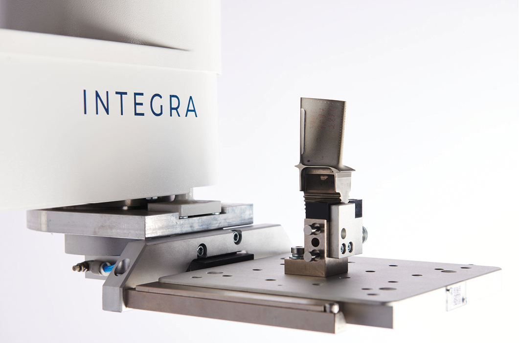 
Лопатка ГТД в специализированной оснастке робота манипулятора