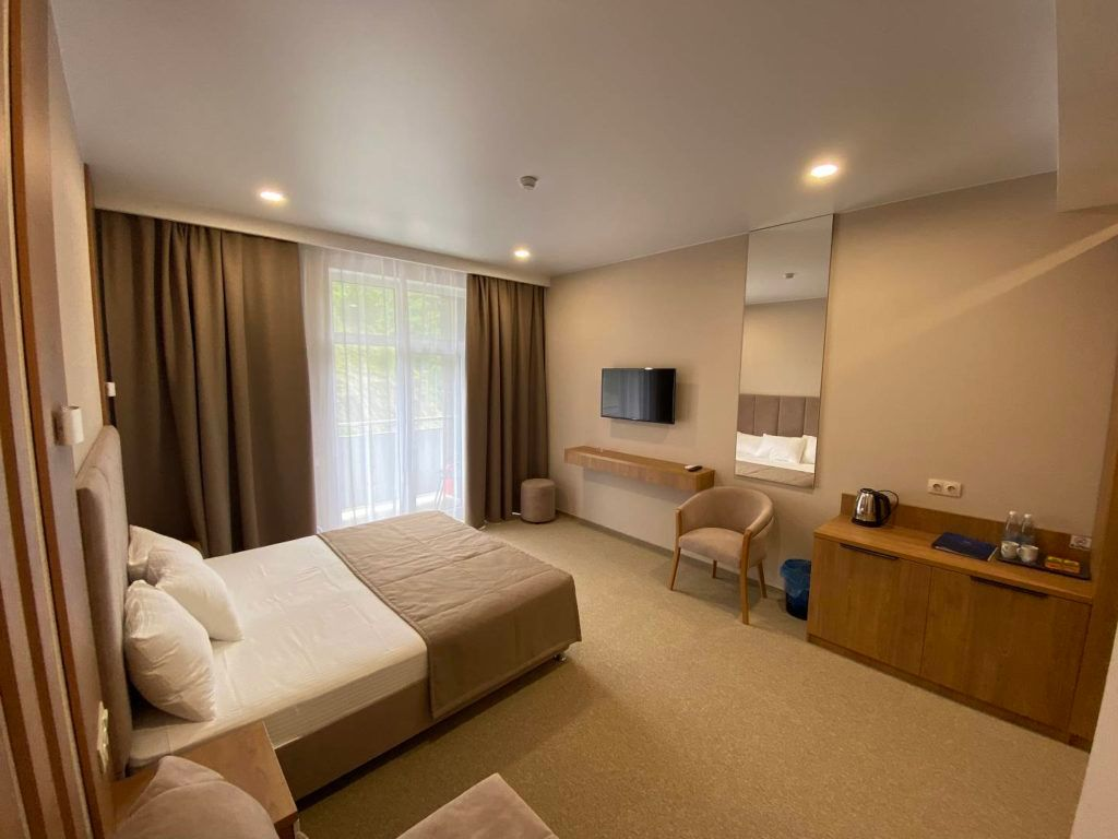 Аналогичный номер в Сочи или Сириусе стоил бы от 10 тысяч в сутки, а то и дороже. В этом преимущество Туапсе (Небуга). Причем тут много современных ЖК и подальше от моря (и горазд дешевле соответственно, поэтому можно поискать студию или апартаменты для семьи).