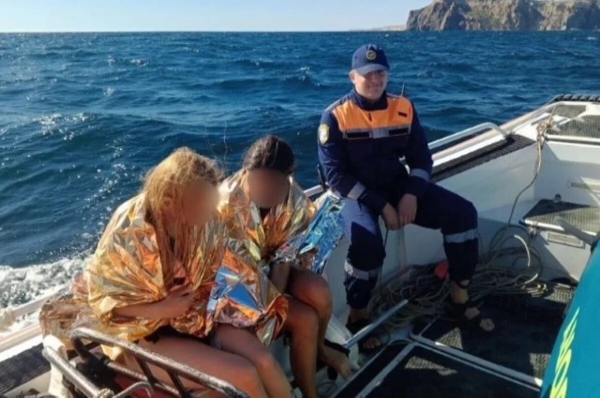    В Севастополе спасли двух девушек, которых унесло в море на сап-бордах