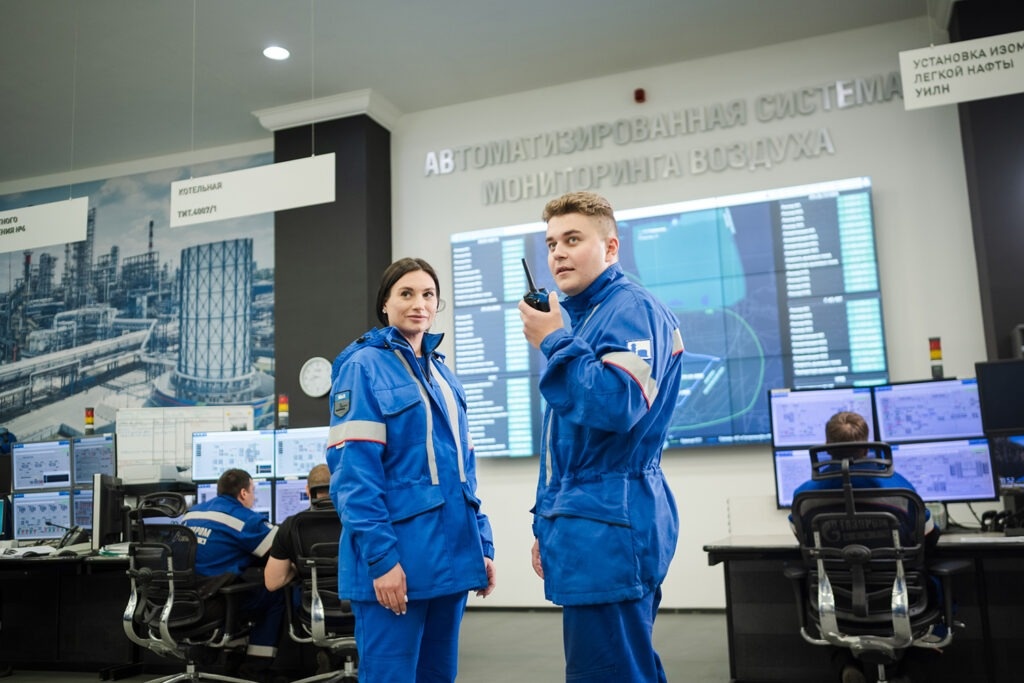    Специалисты в центре мониторинга воздуха Московского нефтеперерабатывающего завода