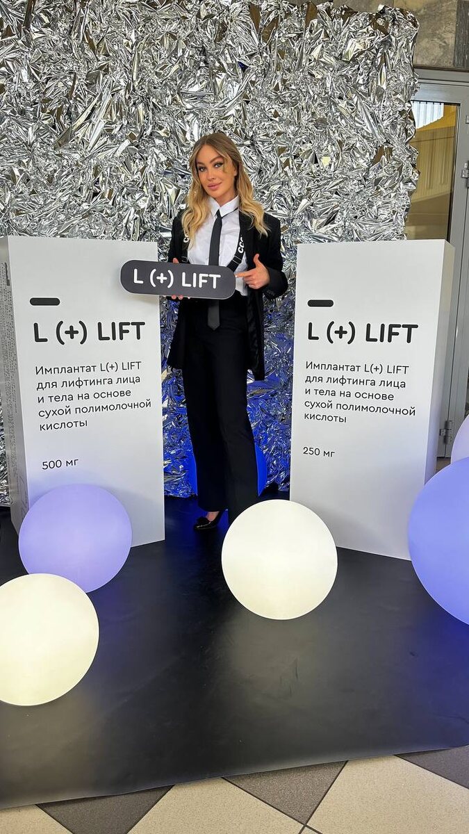 Алёна Николаевна САРОМЫЦКАЯ, врач дерматолог, косметолог высшей категории, диетолог, сертифицированный тренер ведущих европейских компаний, преподаватель кадавер курса Университета Максимилиана Людвига (Германия), член американской Ассоциации специалистов по лазерной хирургии ASLM, действующий спикер российских и международных конгрессов по эстетической медицине и косметологии, бьюти-эксперт ведущих федеральных СМИ