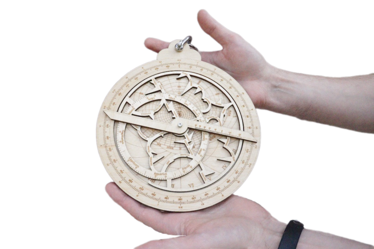 На фото: Планисферная астролябия, рассчитывается под широту и долготу города Саратова