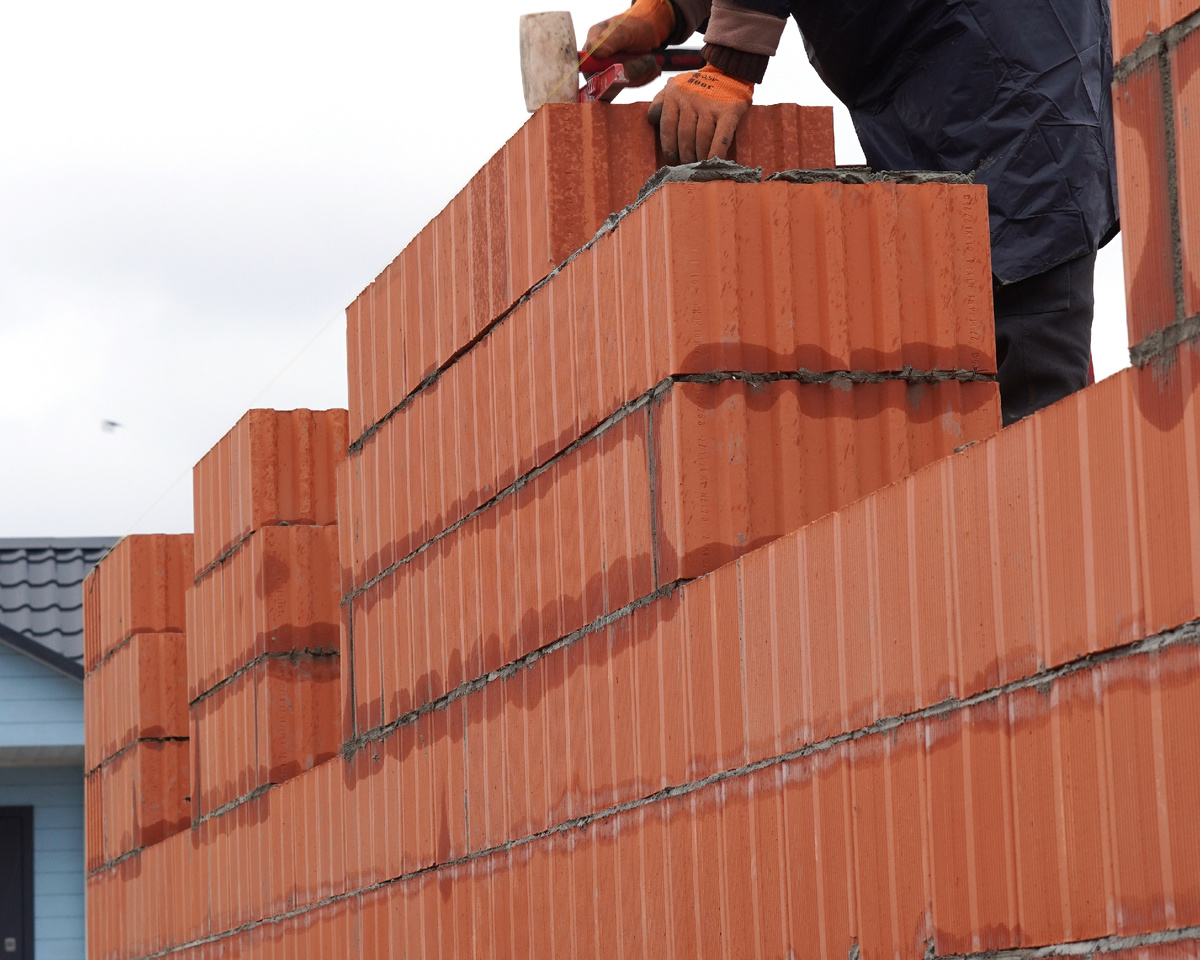 Кладка стен из керамоблоков на объекте «Интел Групп». Пористая структура материала обеспечивает естественную «дыхательность» стен и поддерживает комфортный уровень влажности в доме.