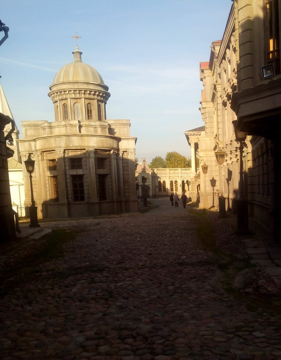 Декорация на территории киностудии.Натурплощадка Старый город.Из личного архива 