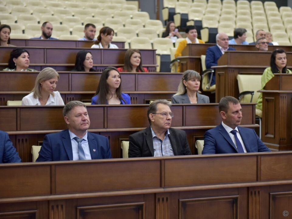    Барнаульцам вручили почетные награды накануне Дня города. Источник: barnaul.org