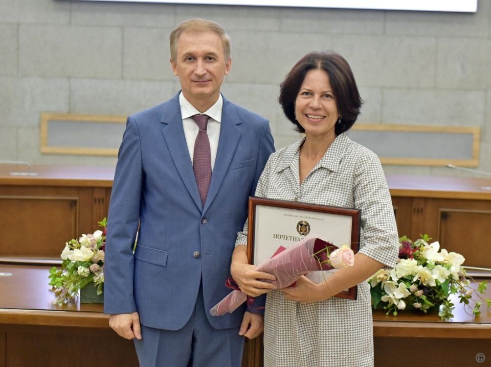    Барнаульцам вручили почетные награды накануне Дня города. Источник: barnaul.org