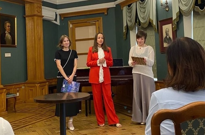 Слева основательница Академии арт-терапии Полина Постельгина