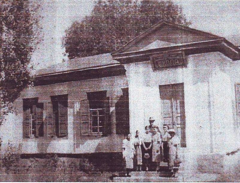 Здание первой школы в станице.