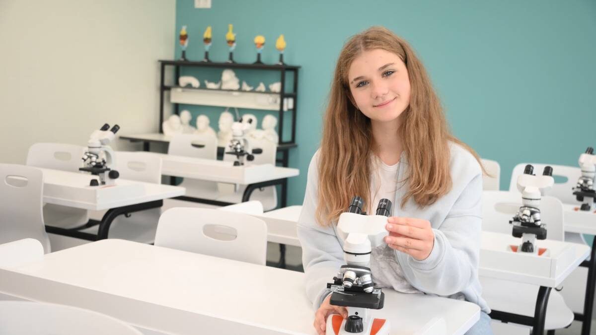    Ученица 8-го класса школы № 1566 Арина Сероштан смотрит в микроскоп / Фото: Пелагия Замятина / Вечерняя Москва