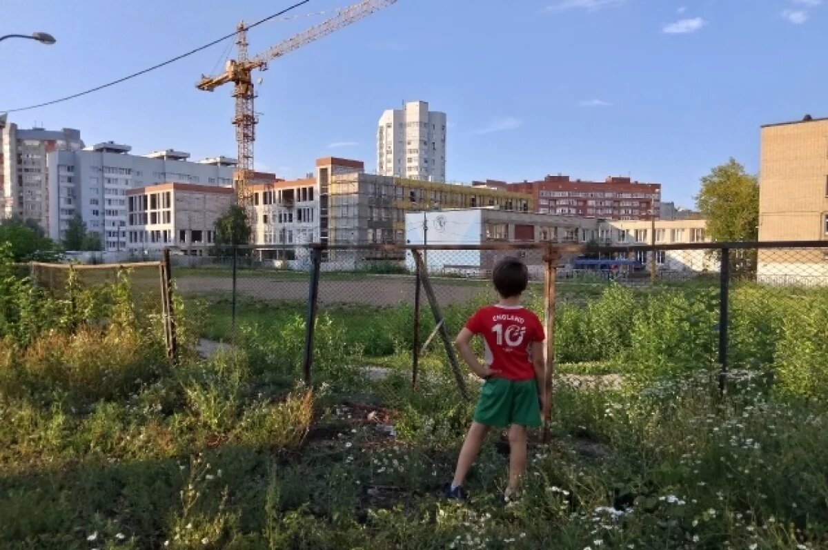   Если школы не достроят в срок, для ребят придётся запускать дополнительные автобусы.