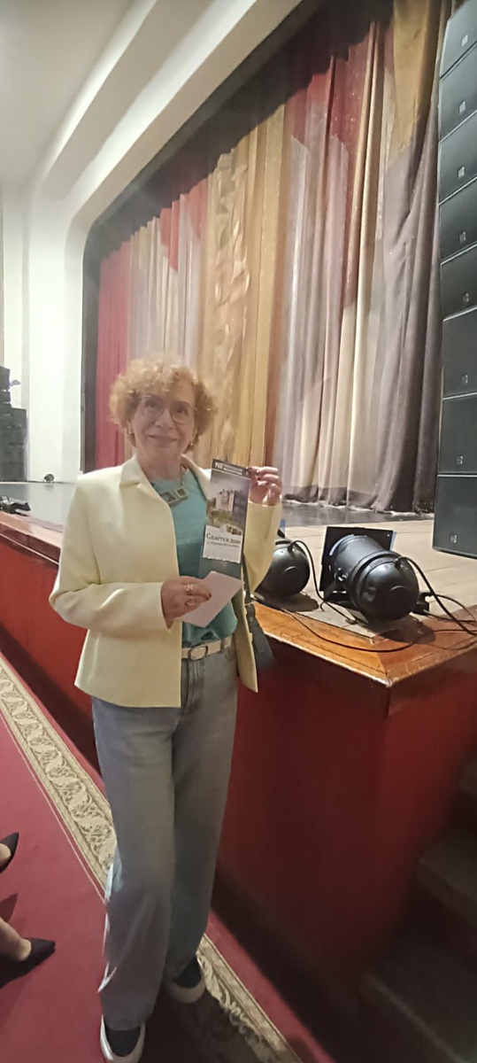 Второй раз в жизни иду в театр в джинсах. Так ведь и привыкну(