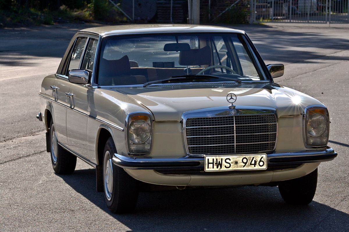 Mercedes-benz W114 230