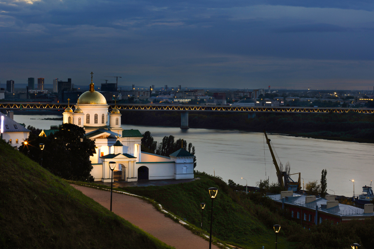 Чуть левее Метромост и Семинарская церковь Алексия, митрополита Московского