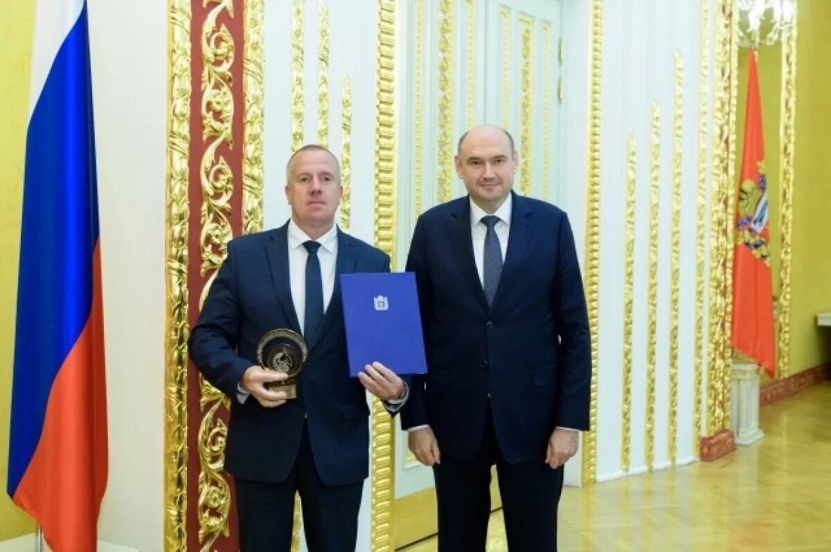    Врио губернатора области Евгений Солнцев вручил управляющему директору «Уральской Стали» Сергею Журавлёву почетный знак отличия и дипломы за значительные экономические достижения.