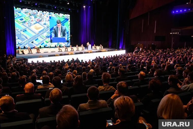 Участники конфликта Шамсутдинова и Абукин приехали в Казань на татарский международный конгресс. Фото: Владимир Жабриков © URA.RU