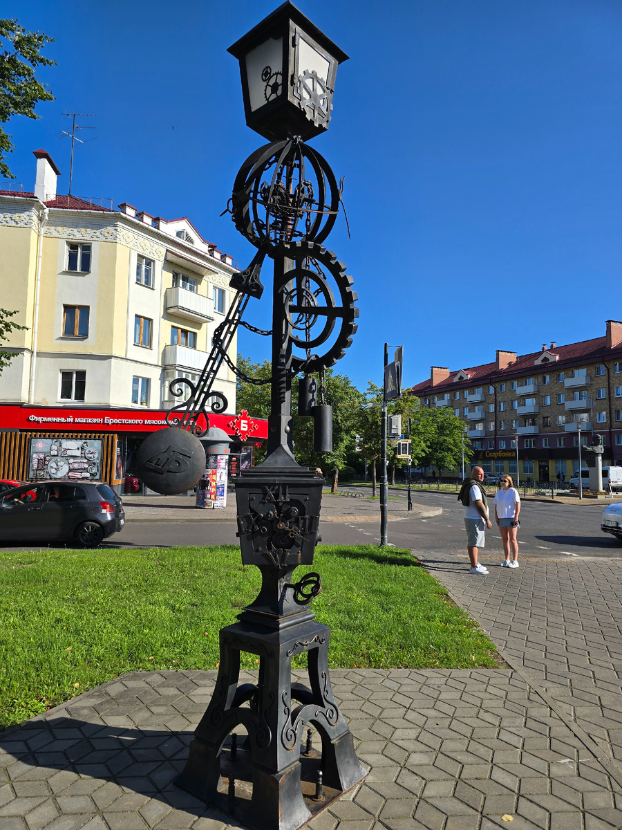 Скульптура часы