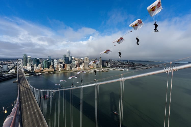 Шон МакКормак катается на самой высокой горке в Сан-Франциско.