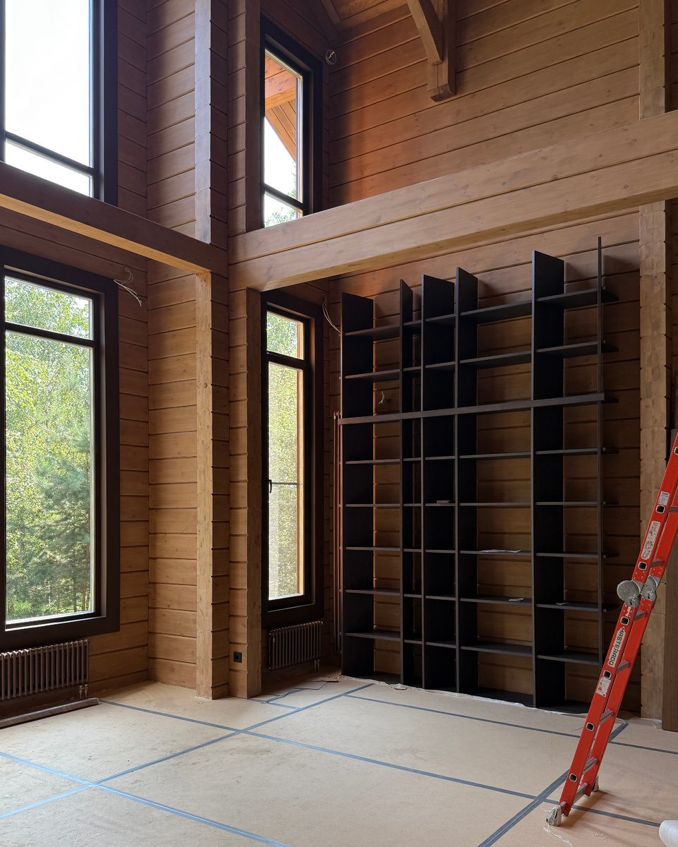 Библиотека в двухсветной гостиной деревянного дома