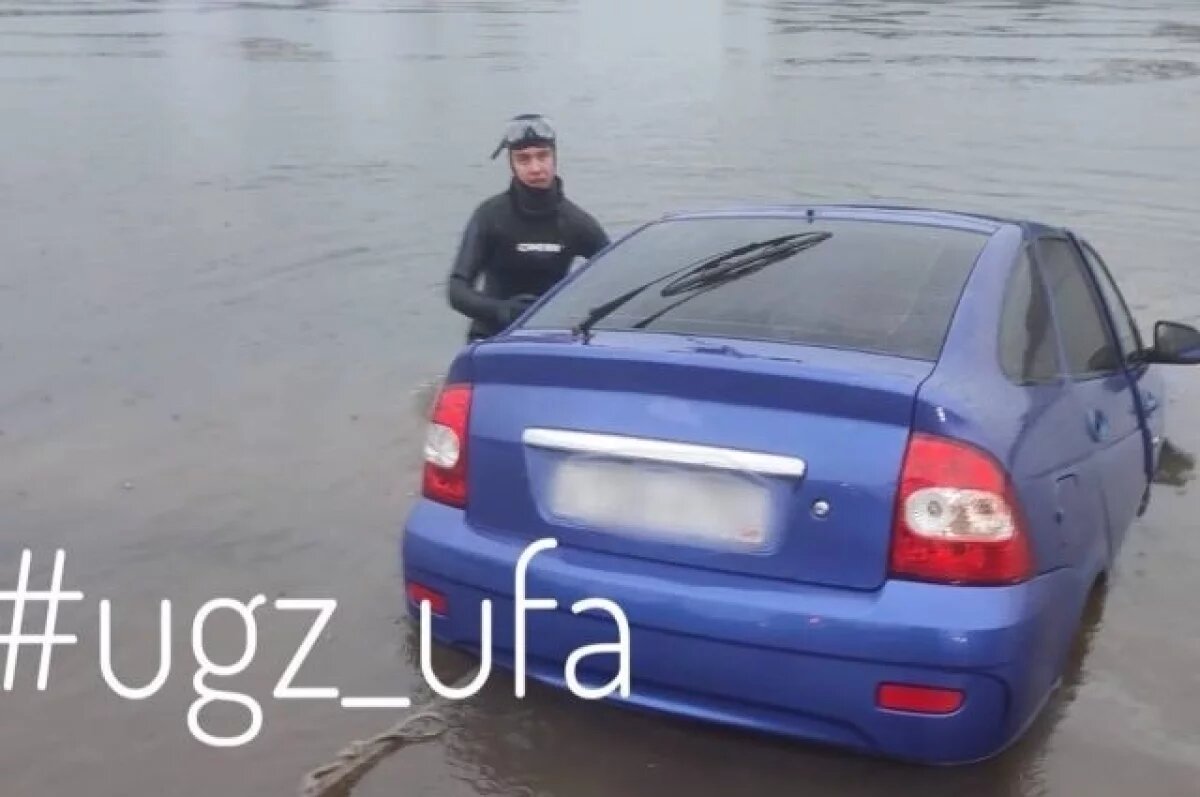    Припаркованный автомобиль в Уфе скатился в реку