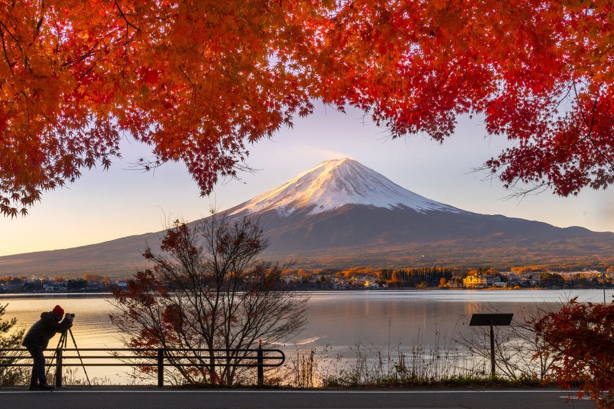 Озеро Кавагути (озеро Кавагутико), расположенное в префектуре Яманаси, Япония, — это прекрасное озеро, известное потрясающими видами на гору Фудзи
