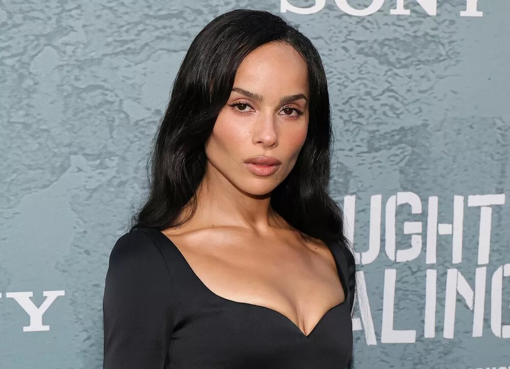    Зои Кравиц появилась на кинопремьере в смелом наряде темной греческой богини