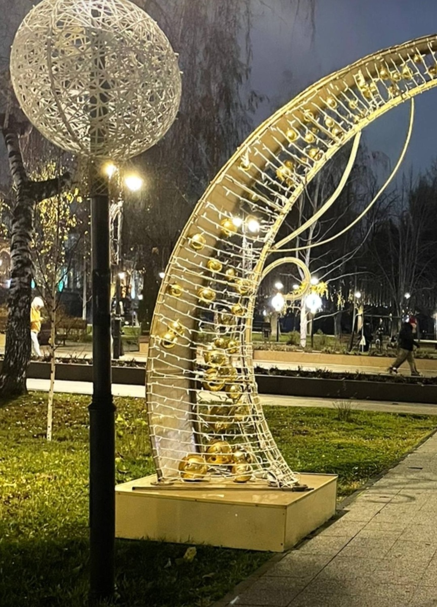 Фото нашей Анечки)))так украшен наш городоколо их дома)