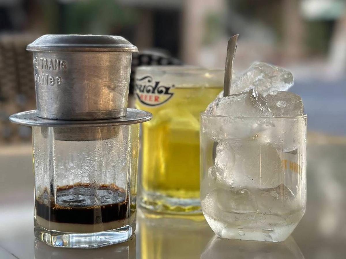 Черный кофе, подают с зеленым чаем, о нем рассказала в конце статьи)