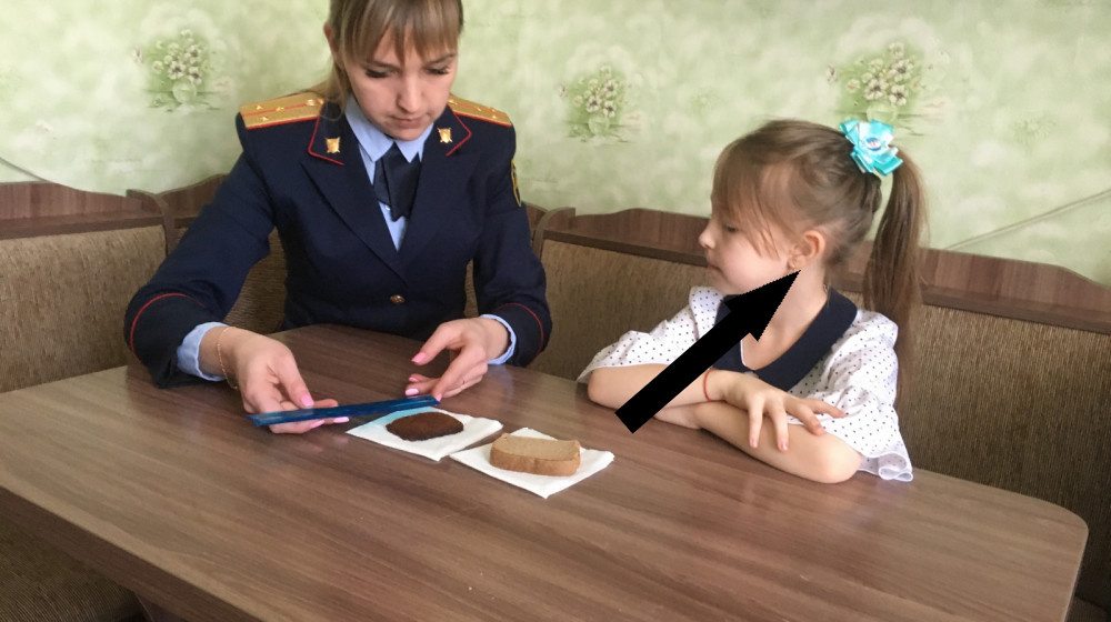    Психолог увидел на фото ужас и раскрыл кровавую тайну девочки