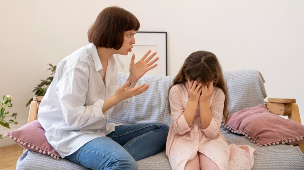    Психолог увидел на фото ужас и раскрыл кровавую тайну девочки