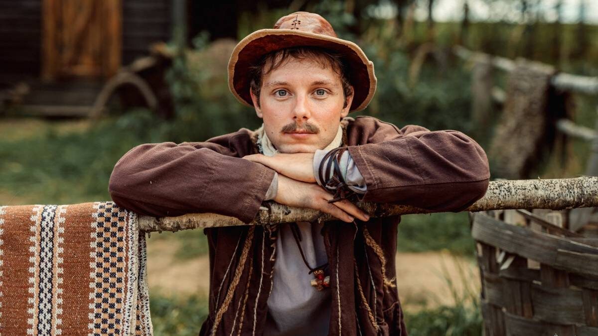    Кадр из комедийного сериала «Хутор» (2025): Александр Сетейкин в роли Пересвета / Фото: Пресс-служба ТНТ