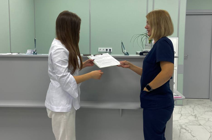 Передача заключения ренгенолога дальше врачу. Фото конечно постановочное, обычно это не так пафасно происходит)))