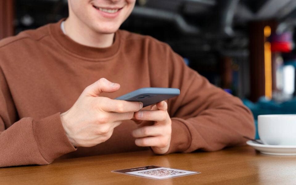    Смартфон и QR-код