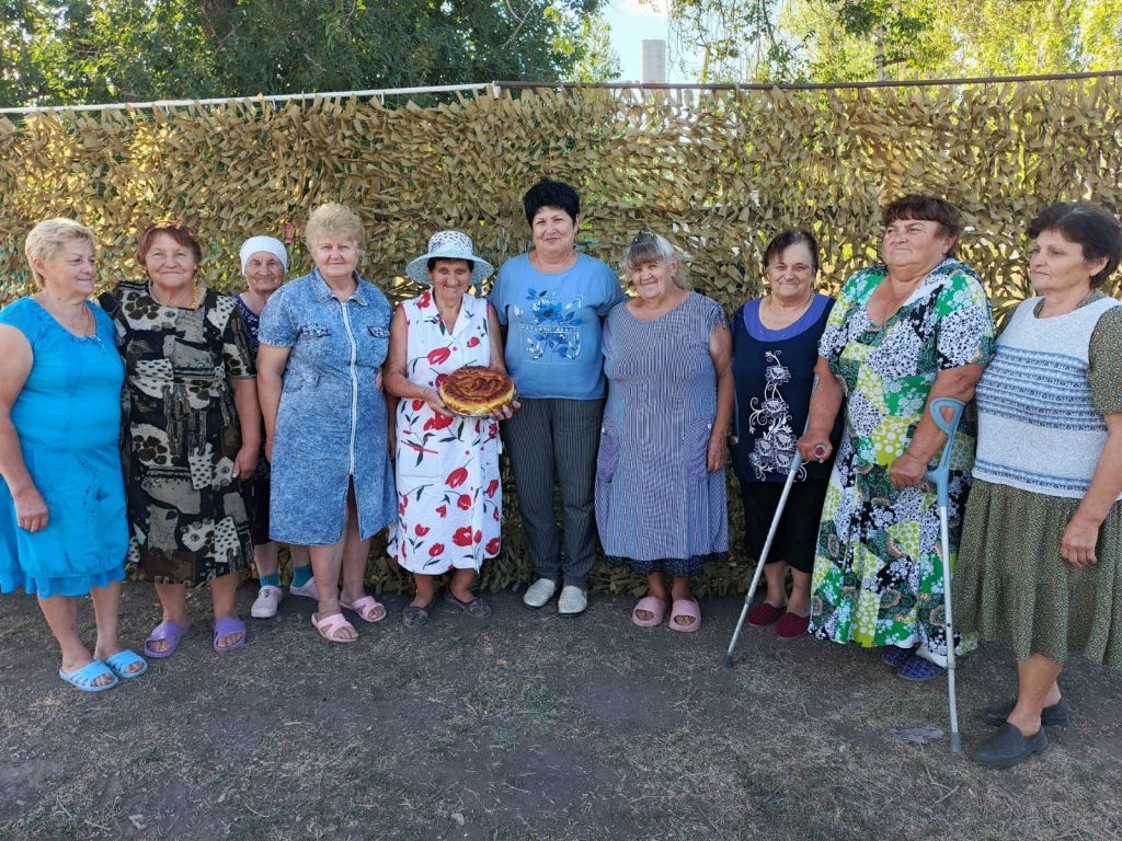    С 2023 года волонтерская группа «За СВОих» х. Каменка занимается плетением маскировочных сетей. Редакция газеты "Наш край"