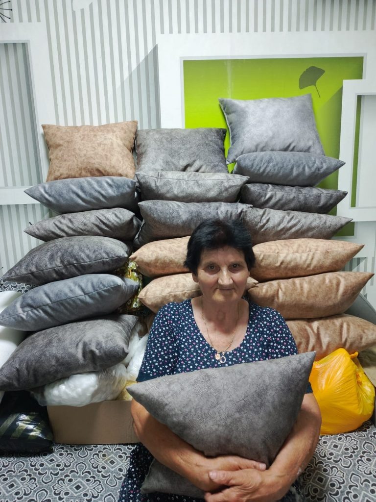      Самая старшая участница группы «За СВОих» Зинаида Ивановна Тарадина за изготовлением блиндажных подушек. Редакция газеты "Наш край"